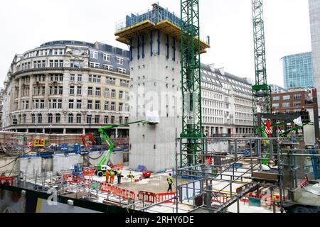 Ansicht von 1 Broadgate-Neubauwerkskern unter Bauarbeiten Krane Gerüstarbeiter in der City of London EC2 England UK KATHY DEWITT Stockfoto