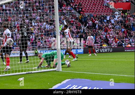 Jobe Bellingham trifft den Equalizer des Sunderland AFC gegen Rotherham United, seinen ersten für den Verein. Stockfoto