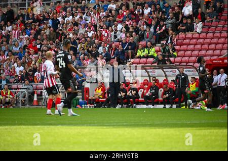 Tony Mowbray, AFC-Manager von Sunderland, schaut auf Rotherham United zu. Stockfoto