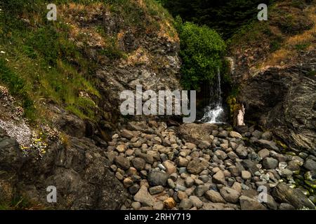 Wasserfall am Secret Beach im Samuel Boardman State Park in Oregon; Samuel H Boardman State Scenic Corridor Stockfoto