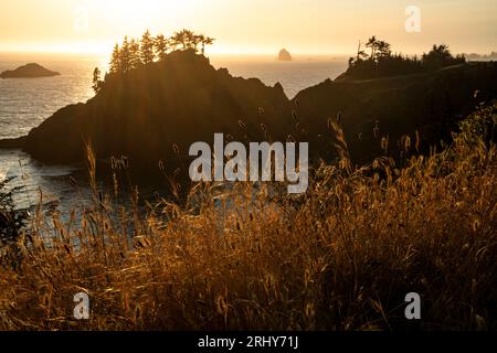 Sonnenuntergang auf Fichte Insel an einem teilweise bewölkten Abend. Stockfoto