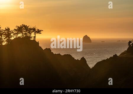 Sonnenuntergang auf Fichte Insel unter einem teilweise bewölkten Himmel mit Walauslauf in der Lücke. Stockfoto