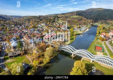 Das Dorf Kroscienko nad Dunajcem im Beskidgebirge im Herbst, Polen Stockfoto