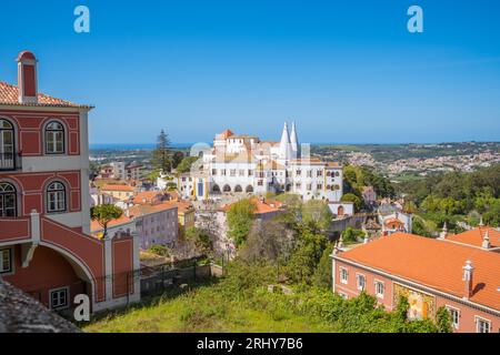 Panorama des Nationalpalastes von Sintra bei sonnigem Tag in der Stadt Sintra, Portugal Stockfoto