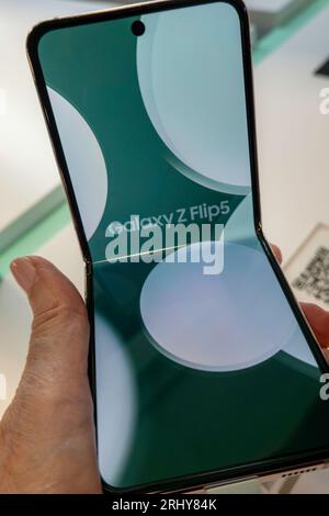 Der Samsung Galaxy Experience Space war eine Ausstellung, die Flip-Smartphones auf der W. 34th St. in New York City, 2023, USA, vorstellte Stockfoto