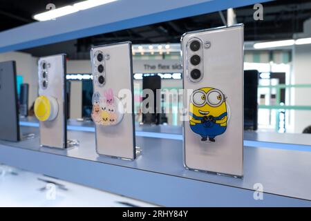 Der Samsung Galaxy Experience Space war eine Ausstellung, die Flip-Smartphones auf der W. 34th St. in New York City, 2023, USA, vorstellte Stockfoto