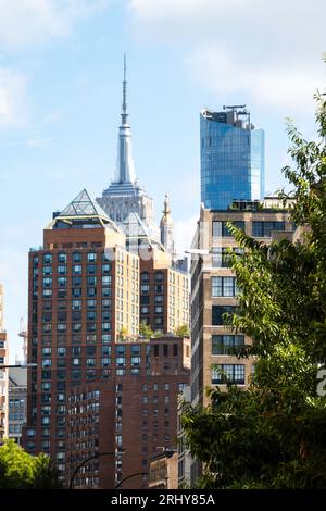 Die kontrastreiche Architektur von Midtown aus dem Astor Place im East Village, 2023, New York City, USA Stockfoto