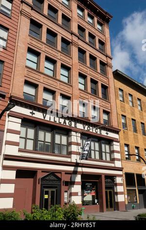 Die Zeitung The Village Voice wurde am 36 Cooper Square, New York City, 2023 in den Vereinigten Staaten veröffentlicht Stockfoto