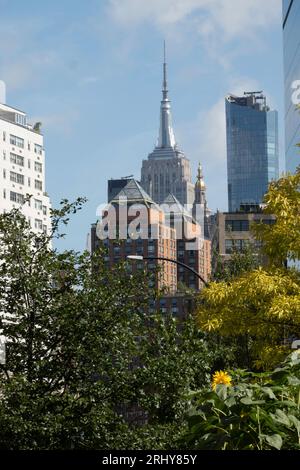 Die kontrastreiche Architektur von Midtown aus dem Astor Place im East Village, 2023, New York City, USA Stockfoto