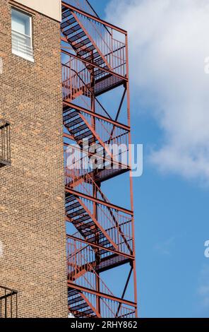 Eine robuste, funktionierende Feuerschutzwand auf der Rückseite eines Wohnhauses im East Village, 2023, New York City, USA Stockfoto