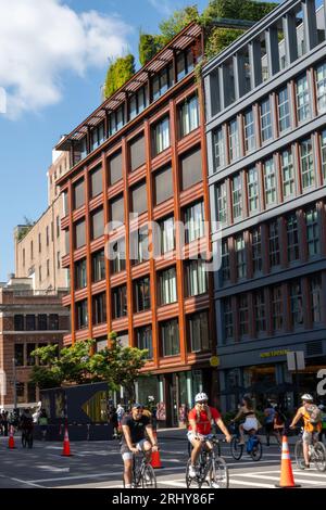 Läufer und Radfahrer genießen Summer Streets auf der Lafayette Street in NoHo an einem Samstag, den 2023. August, New York City, USA Stockfoto