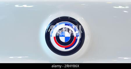BMW Logo-Emblem auf dem Auto, Nahaufnahme Stockfoto