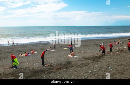 Städtische Sanitäter reinigen den Stadtstrand Stockfoto