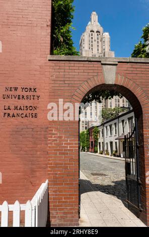 Washington Mews mit einer Fifth Avenue im Hintergrund, Greenwich Village, NYC, USA, 2023 Stockfoto