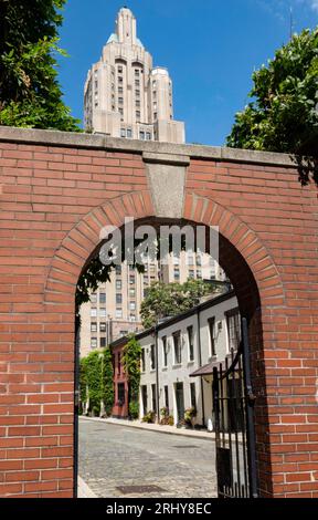 Washington Mews mit einer Fifth Avenue im Hintergrund, Greenwich Village, NYC, USA, 2023 Stockfoto