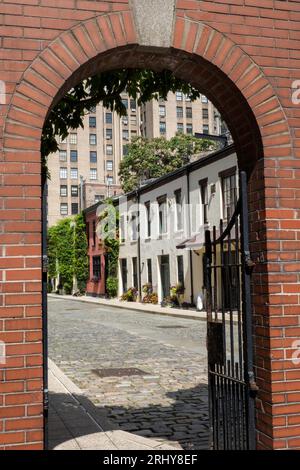 Washington Mews mit einer Fifth Avenue im Hintergrund, Greenwich Village, NYC, USA, 2023 Stockfoto