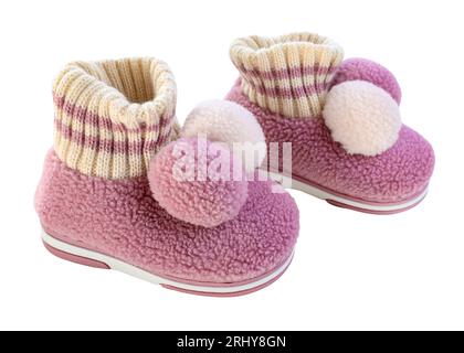 Wollhaus Kinderschuhe mit Balabon isoliert. Pinkfarbene warme Hausschuhe für Mädchen. Ein Paar Kinderschuhe für kaltes Wetter auf weißem Hintergrund. Stockfoto