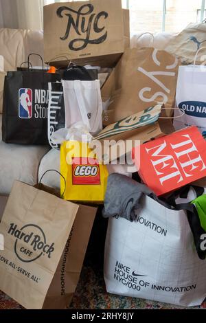 New York City Shopping Bags Still Life 2023 Stockfoto