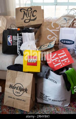 New York City Shopping Bags Still Life 2023 Stockfoto