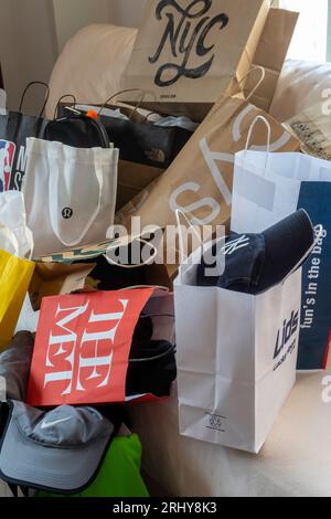 New York City Shopping Bags Still Life 2023 Stockfoto