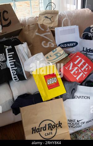 New York City Shopping Bags Still Life 2023 Stockfoto