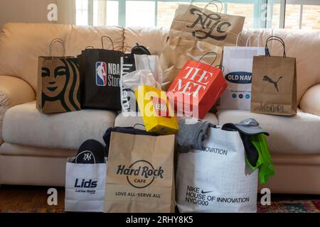 New York City Shopping Bags Still Life 2023 Stockfoto