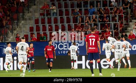 Pamplona, Spanien. August 2023. Sport. Fußball/Fußball.Athletic Club Spieler feiern ein Tor von Iñaki Williams während des Fußballspiels von La Liga EA Sports zwischen CA Osasuna und Athletic Club im El Sadar Stadion in Pamplona (Spanien) am 19. August 2023. Credit: Inigo Alzugaray/CordonPress Credit: CORDON PRESS/Alamy Live News Stockfoto