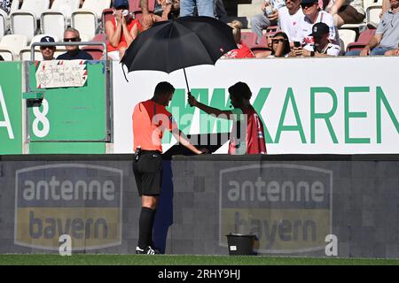 Schiedsrichter Daniel SCHLAGER im Beurteilungsbereich, VAR, überprüft Elfmeterschießen Fußball 1. Bundesligasaison 2023/2024, 1. Spieltag, Spieltag 01 FC Augsburg - Borussia Monchengladbach 4-4 am 19. August 2023, WWK Arena Augsburg. ? Stockfoto