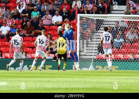 bet365 Stadium, Stoke, England - 19. August 2023 Mark Travers Torhüter von Stoke City hält den Ball - während des Spiels Stoke City gegen Watford, EFL Championship, 2023/24, bet365 Stadium, Stoke, England - 19. August 2023 Credit: Arthur Haigh/WhiteRosePhotos/Alamy Live News Stockfoto