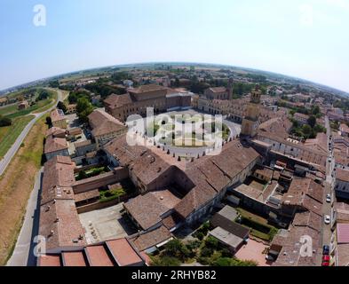Luftaufnahme des Bentivoglio-Platzes im Zentrum der Stadt Gualtieri in der Provinz Reggio Emilia Stockfoto