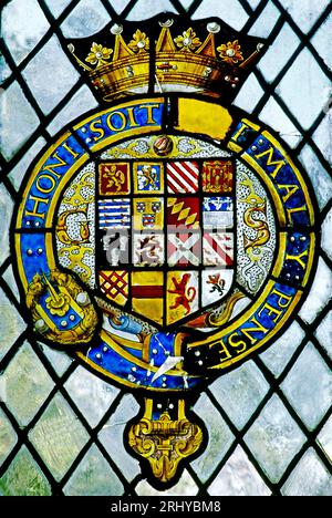 Order of the Garter, Heraldik, Heraldik, Buntglasfenster Haddon Hall, Derbyshire, England, Großbritannien Stockfoto