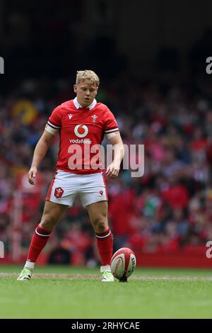 Cardiff, Großbritannien. August 2023. Sam Costelow aus Wales tritt einen Elfmeter. Vodafone Summer Series 2023 Match, Wales gegen Südafrika im Principality Stadium in Cardiff am Samstag, den 19. August 2023. pic by Andrew Orchard/Andrew Orchard Sports Photography/Alamy Live News Credit: Andrew Orchard Sports Photography/Alamy Live News Stockfoto