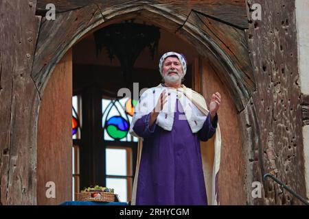 19. August 2023, Sachsen-Anhalt, Falkenstein/Harz: Speaker Master Frauenlob (Peter will) eröffnet das 16. Falkenstein Minnetournier unter dem Motto „unter dem Zauber der Antike“. Künstler aus ganz Deutschland singen Lieder und erzählen Geschichten über König Arthur und seinen Tafelrunde, über Siegfried und Kriemhild, Tristan und Isolde, Hildebrand und Hadubrand. Es gab auch ein mittelalterliches episches Gedicht, das auf einem biblischen Modell basierte. Foto: Matthias Bein/dpa/ZB Stockfoto