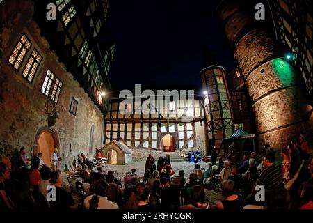 19. August 2023, Sachsen-Anhalt, Falkenstein/Harz: Blick in den Himmel im Innenhof der Burg Falkenstein. Auf dem 16. Falkenstein Minneturnier unter dem Motto „unter dem Zauber der antiken Epochen“ sangen Künstler aus ganz Deutschland Lieder und erzählten Geschichten über König Arthur und seinen Tafelrunden, Siegfried und Kriemhild, Tristan und Isolde, Hildebrand und Hadubrand. Es gab auch ein mittelalterliches episches Gedicht, das auf einem biblischen Modell basierte. Foto: Matthias Bein/dpa/ZB Stockfoto