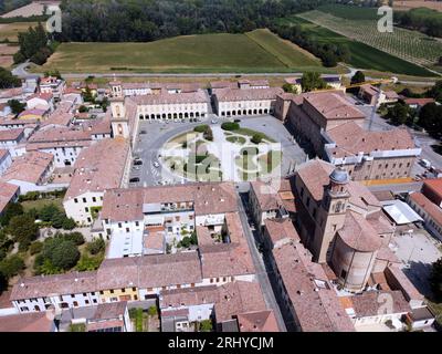 Luftaufnahme des Bentivoglio-Platzes im Zentrum der Stadt Gualtieri in der Provinz Reggio Emilia Stockfoto