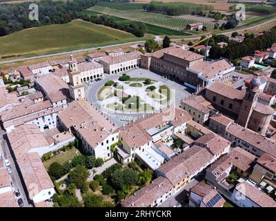 Luftaufnahme des Bentivoglio-Platzes im Zentrum der Stadt Gualtieri in der Provinz Reggio Emilia Stockfoto