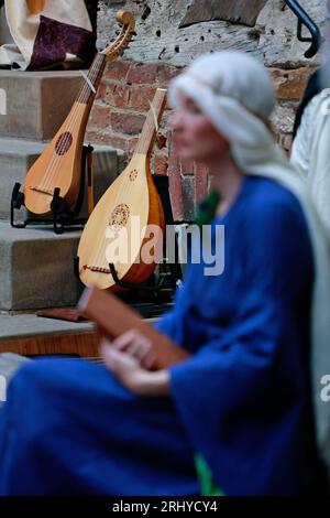 19. August 2023, Sachsen-Anhalt, Falkenstein/Harz: Christine Zienc-Tomczak gewann das 16. Falkensteiner Minneturnier auf Schloss Falkenstein. Unter dem Motto „Under the spell of the ancient Epics“ sangen Künstler aus ganz Deutschland Lieder und erzählten Geschichten über König Arthur und seinen Tafelrunden, Siegfried und Kriemhild, Tristan und Isolde, Hildebrand und Hadubrand. Es gab auch ein mittelalterliches episches Gedicht, das auf einem biblischen Modell basierte. Foto: Matthias Bein/dpa/ZB Stockfoto
