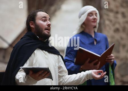 19. August 2023, Sachsen-Anhalt, Falkenstein/Harz: Minstrel Michael Eberle (l) tritt beim 16. Falkenstein Minstrel Turnier auf und singt die Evangelienharmonie unter dem Motto „unter dem Zauber der Antiken“. Künstler aus ganz Deutschland singen Lieder und erzählen Geschichten über König Arthur und seine Tafelrunde, Siegfried und Kriemhild, Tristan und Isolde, Hildebrand und Hadubrand. Es gab auch ein mittelalterliches episches Gedicht, das auf einem biblischen Modell basierte. Foto: Matthias Bein/dpa/ZB Stockfoto