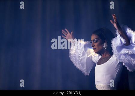 18. August 2023, Madrid, Madrid, Spanien: Der spanische Drag-Künstler Pakita, auch bekannt als Franciska 'Pakita' TÃ³lika, Bühnenname von Francisco JosÃ© Venegas Morales (Sevilla, 1993), bekannt für seine Teilnahme an der zweiten Staffel des Switch Drag Race, sowie an der dritten Staffel des Drag Race Spanien, ist auf der Bühne im Conde Duque Cultural Center in Madrid (Spanien) zu sehen. Mehrere Künstler aus der Drag-Szene nahmen an der Show Sequins and castanets Teil. Eine transvestite Hommage an die Diven der spanischen Folklore, in der die Künstler eine Reise durch Neuinterpretationen der berühmtesten Lieder von gre machen Stockfoto