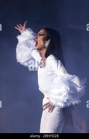 18. August 2023, Madrid, Madrid, Spanien: Der spanische Drag-Künstler Pakita, auch bekannt als Franciska 'Pakita' TÃ³lika, Bühnenname von Francisco JosÃ© Venegas Morales (Sevilla, 1993), bekannt für seine Teilnahme an der zweiten Staffel des Switch Drag Race, sowie an der dritten Staffel des Drag Race Spanien, ist auf der Bühne im Conde Duque Cultural Center in Madrid (Spanien) zu sehen. Mehrere Künstler aus der Drag-Szene nahmen an der Show Sequins and castanets Teil. Eine transvestite Hommage an die Diven der spanischen Folklore, in der die Künstler eine Reise durch Neuinterpretationen der berühmtesten Lieder von gre machen Stockfoto