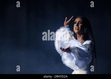 18. August 2023, Madrid, Madrid, Spanien: Der spanische Drag-Künstler Pakita, auch bekannt als Franciska 'Pakita' TÃ³lika, Bühnenname von Francisco JosÃ© Venegas Morales (Sevilla, 1993), bekannt für seine Teilnahme an der zweiten Staffel des Switch Drag Race, sowie an der dritten Staffel des Drag Race Spanien, ist auf der Bühne im Conde Duque Cultural Center in Madrid (Spanien) zu sehen. Mehrere Künstler aus der Drag-Szene nahmen an der Show Sequins and castanets Teil. Eine transvestite Hommage an die Diven der spanischen Folklore, in der die Künstler eine Reise durch Neuinterpretationen der berühmtesten Lieder von gre machen Stockfoto