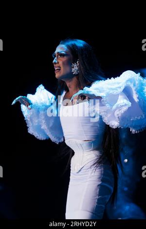 18. August 2023, Madrid, Madrid, Spanien: Der spanische Drag-Künstler Pakita, auch bekannt als Franciska 'Pakita' TÃ³lika, Bühnenname von Francisco JosÃ© Venegas Morales (Sevilla, 1993), bekannt für seine Teilnahme an der zweiten Staffel des Switch Drag Race, sowie an der dritten Staffel des Drag Race Spanien, ist auf der Bühne im Conde Duque Cultural Center in Madrid (Spanien) zu sehen. Mehrere Künstler aus der Drag-Szene nahmen an der Show Sequins and castanets Teil. Eine transvestite Hommage an die Diven der spanischen Folklore, in der die Künstler eine Reise durch Neuinterpretationen der berühmtesten Lieder von gre machen Stockfoto