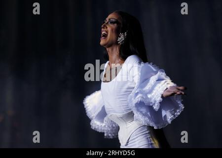 18. August 2023, Madrid, Madrid, Spanien: Der spanische Drag-Künstler Pakita, auch bekannt als Franciska 'Pakita' TÃ³lika, Bühnenname von Francisco JosÃ© Venegas Morales (Sevilla, 1993), bekannt für seine Teilnahme an der zweiten Staffel des Switch Drag Race, sowie an der dritten Staffel des Drag Race Spanien, ist auf der Bühne im Conde Duque Cultural Center in Madrid (Spanien) zu sehen. Mehrere Künstler aus der Drag-Szene nahmen an der Show Sequins and castanets Teil. Eine transvestite Hommage an die Diven der spanischen Folklore, in der die Künstler eine Reise durch Neuinterpretationen der berühmtesten Lieder von gre machen Stockfoto
