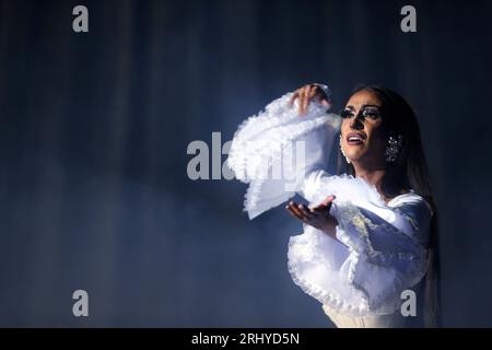 18. August 2023, Madrid, Madrid, Spanien: Der spanische Drag-Künstler Pakita, auch bekannt als Franciska 'Pakita' TÃ³lika, Bühnenname von Francisco JosÃ© Venegas Morales (Sevilla, 1993), bekannt für seine Teilnahme an der zweiten Staffel des Switch Drag Race, sowie an der dritten Staffel des Drag Race Spanien, ist auf der Bühne im Conde Duque Cultural Center in Madrid (Spanien) zu sehen. Mehrere Künstler aus der Drag-Szene nahmen an der Show Sequins and castanets Teil. Eine transvestite Hommage an die Diven der spanischen Folklore, in der die Künstler eine Reise durch Neuinterpretationen der berühmtesten Lieder von gre machen Stockfoto
