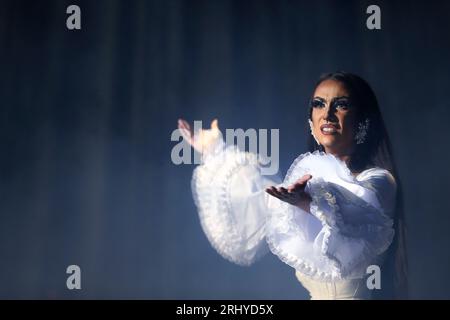 18. August 2023, Madrid, Madrid, Spanien: Der spanische Drag-Künstler Pakita, auch bekannt als Franciska 'Pakita' TÃ³lika, Bühnenname von Francisco JosÃ© Venegas Morales (Sevilla, 1993), bekannt für seine Teilnahme an der zweiten Staffel des Switch Drag Race, sowie an der dritten Staffel des Drag Race Spanien, ist auf der Bühne im Conde Duque Cultural Center in Madrid (Spanien) zu sehen. Mehrere Künstler aus der Drag-Szene nahmen an der Show Sequins and castanets Teil. Eine transvestite Hommage an die Diven der spanischen Folklore, in der die Künstler eine Reise durch Neuinterpretationen der berühmtesten Lieder von gre machen Stockfoto