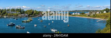 Makrelenbucht - Ein Panoramablick auf Hummerboote, die an einem sonnigen Herbstmorgen in der Makrelenbucht an der Spitze von Bailey Island ruhen. Bailey Island, Maine. Stockfoto