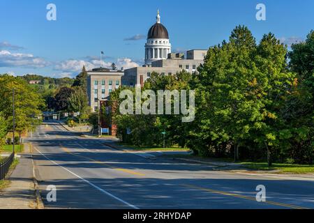 Capitol Street - Ein sonniger Herbstblick auf die ruhige Capitol Street in Downtown Augusta, mit der Kuppel des Maine Capitol Building im Hintergrund. Stockfoto