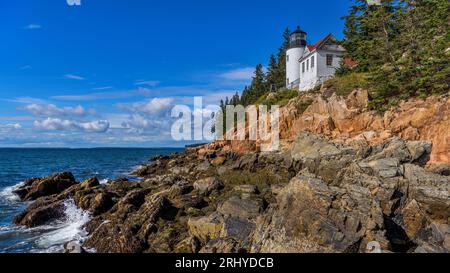 Bass Harbor Head Light - Ein Weitwinkelblick auf den Bass Harbor Head Lighthouse, der auf den bunten Klippen am Meer, im Acadia National Park, Maine, USA, steht. Stockfoto