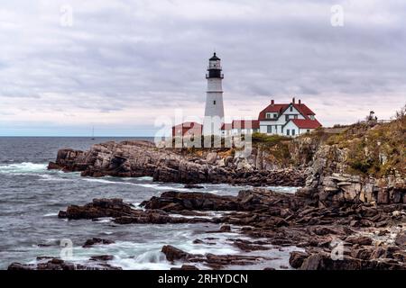 Portland Head Light – An einem stürmischen Herbstabend Bietet sich Ein Blick aus der Nähe auf den historischen Portland Head Lighthouse. Cape Elizabeth, Portland, Maine, USA. Stockfoto