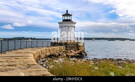 Portland Breakwater Light - Nahaufnahme des historischen Portland Breakwater Light, auch Bug Light genannt, an einem bewölkten Herbstmorgen. South Portland, Maine. Stockfoto